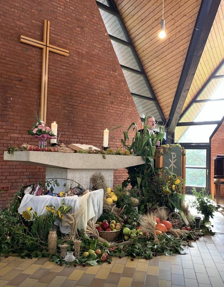 Altarraum der Kirche zu Rethwisch, für den Erntedank-Gottesdienst geschmückt