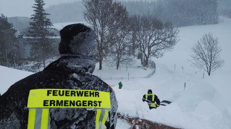 Feuerwehr Ermengerst - Dach abschaufeln, Schneemassen, Winter, Ermengerst