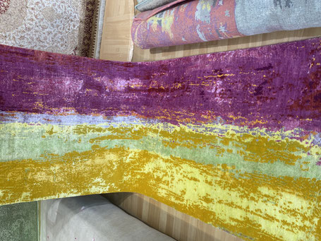Designerteppich als Läufer in Wolle und Seide, unikat in gelb, orange, pink. Teppichkunst aus München