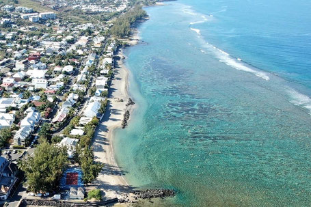 Vue aérienne de la plage des Filaos et du lagon sécurisé de Saint-Leu, baignade et snorkeling Réunion