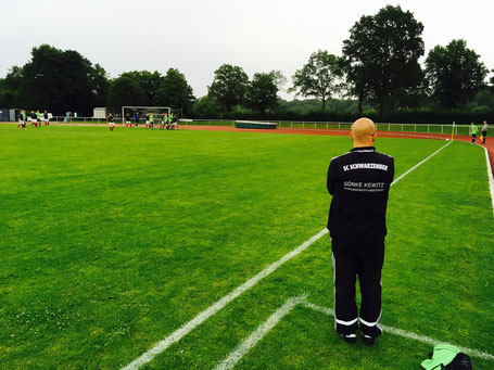 Coach Sven Reinke schaut genau hin, ob die besprochene Eckenvariante umgesetzt wird.