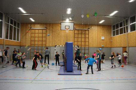 Kinder und Jugendlichen vom SVA spielen am Jugendtag bis in die Nacht Gruppenspiele.