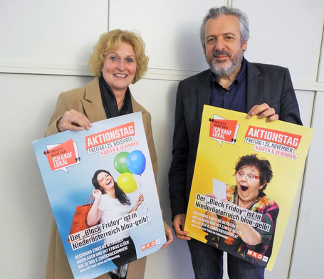 Margarete Jarmer  und WK-Bezirksstellenobmann Werner Groiß unterstützen die Kampagne #ichkauflokal.  / Bild: WKNÖ/Sabina Müller