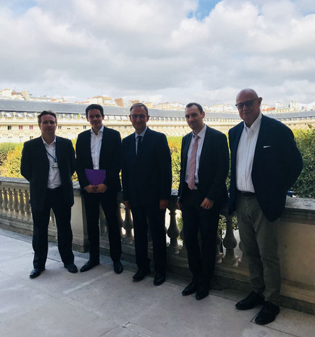 Au Ministère de la Culture sur fond de Palais Royal avec Thegonnec Tulâne (Cie. 7acte), Pierrick Perrot, (chef de Cabinet du ministre Mme Nyssen), Jean Marie Pestel ( Pdt. Association Lapérouse) , Vincent Lefèvre (Ss Directeur des collections des Musées d