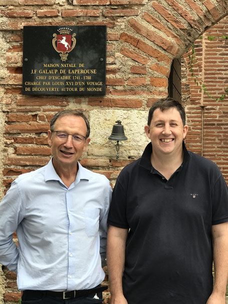Jean Marie Pestel, descendant de Lapérouse et Président de l'Association Lapérouse Albi-France et Alexandre De Monti, descendant de Augustin De Monti devant la Maison Natale de Jean-François de Galaup de Lapérouse
