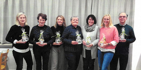 (von links nach rechts)  Martina Petzko, Maria Reif, Lisa Krinner, Elfriede Sturm, Gertraud Seifert, Sabine Gölzhäuser mit Pfarrer Dr. Maier