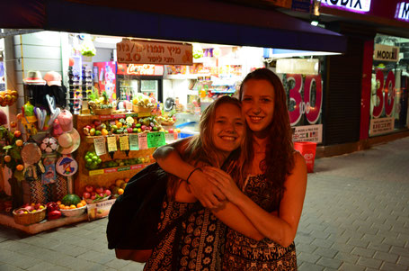Unverkennbar sind das wohl Lara und ich vor einem Supermärktchen im nächtlichen Tel Aviv
