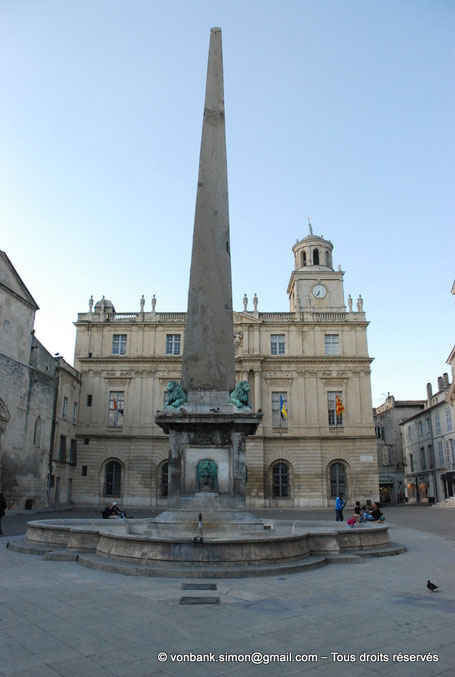 Arles (Arelate) : Obélisque du cirque romain installé au XVII° devant l'Hôtel de ville
