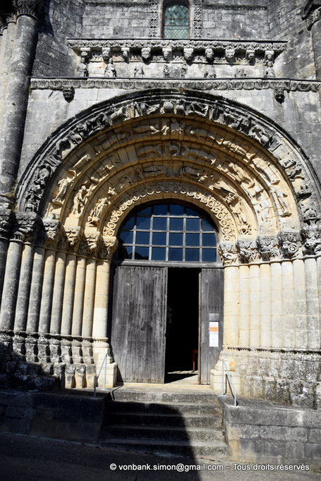 F - 17 - Fenioux - Eglise du Saint-Esprit : Façade occidentale - Saint-Jacques de Compostelle