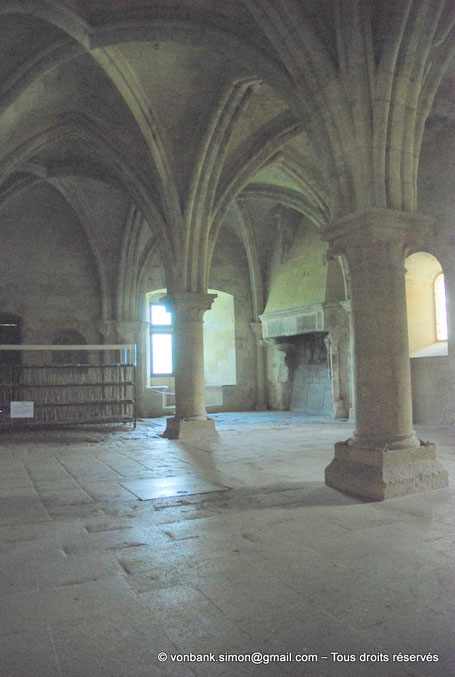 13 - La Roque d'Anthéron - Abbaye de Silvacane : Salle des moines ou salle du chauffoir - Au fond, la fenêtre à meneaux et ses cousièges - France