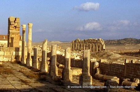 Haïdra (Ammaedara) : Édifice à fenêtres, vu depuis l'église de l'évêque Melleus -Basilique I-