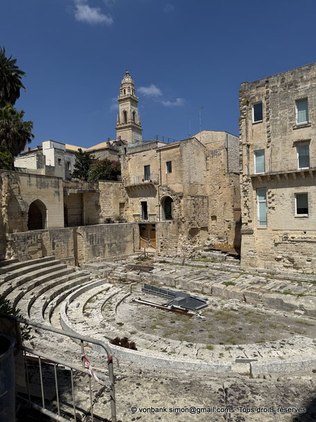 Lecce : Théâtre - en arrière-plan, le campanile du Duomo