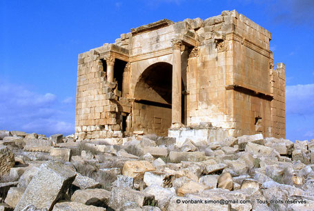 Haïdra (Ammaedara) : Arc de triomphe de Septime Sévère (façade Sud) partiellement contenu dans le bastion byzantin