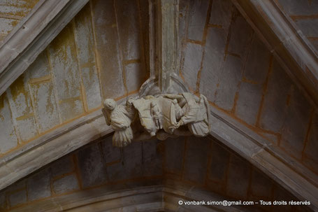 24 - Cadouin : Clef de voûte (quatre anges portent le suaire sur lequel apparaît le corps du Christ) - France