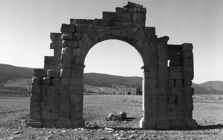 Lambèse (Lambaesis) : Arc de Commode - en direction de Lambèse - Numidie