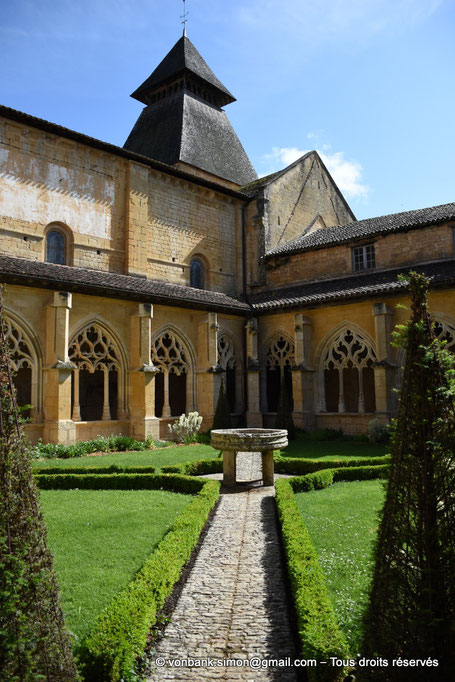 [NU922-2022-3098] 24 - Cadouin : Lavabo au centre du cloître - Clocher pyramidal (vue prise depuis l'angle Sud-Ouest) - France