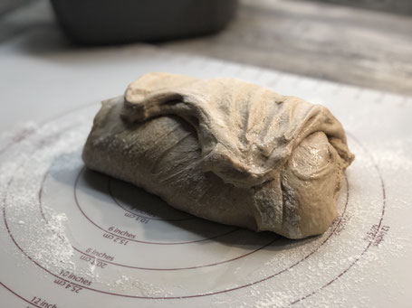Brotteig auf Backmatte