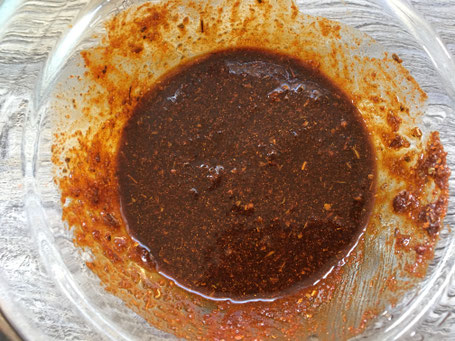 Gewürzmischung im Glas mit Öl vermischt