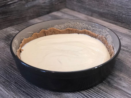Pampered Chef Stoneware Form mit Mürbeteig und Käsefüllung