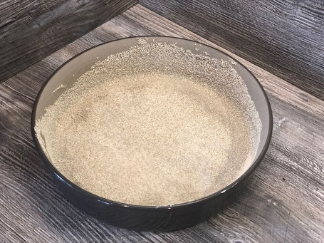 Pampered Chef Stoneware Form mit Semmelbröseln ausgestreut