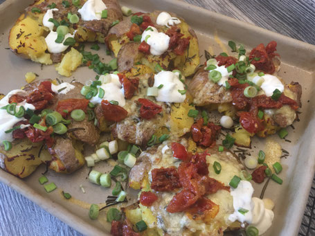 Quetsch-Kartoffeln fertig gebacken und mit Toppings garniert