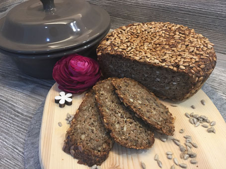 Vollkornbrot auf Holzunterlage mit Brotbacktopf von Pampered Chef