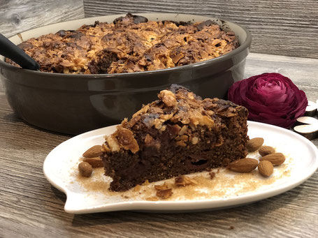 Schokoladen Kuchen mit Kirschen auf Teller angerichtet