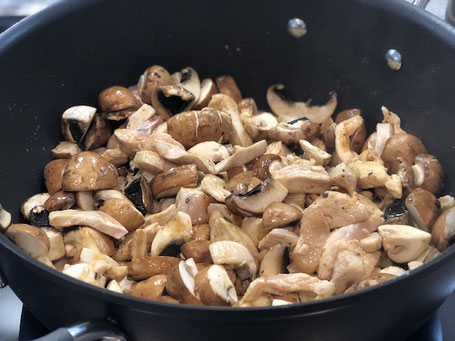 Bratpfanne mit Champignons und Schnitzel