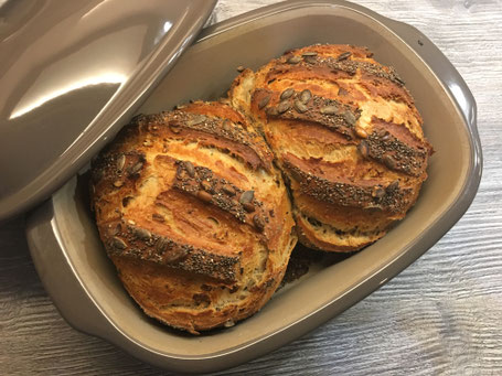 Kürbiskern- Chia- Brot, gebacken im Ofenmeister von Pampered Chef