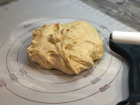 Teigunterlage von Pampered Chef mit Teigroller und Teigling