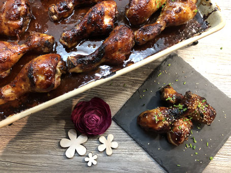 Knusprig gebackenes Hähnchen auf einer Schieferplatte serviert