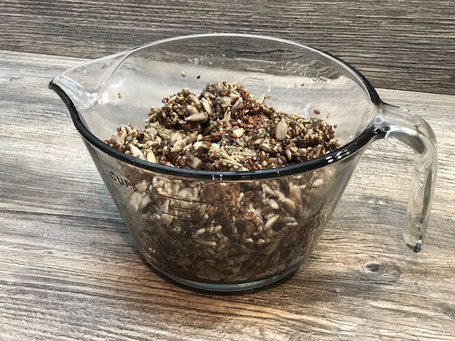 Glasschüssel mit Saaten auf Arbeitsfläche