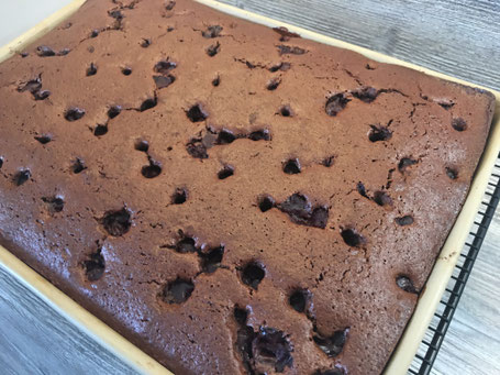 Fertig gebackener Rotwein-Kirsch- Kuchen vom großen Ofenzauberer