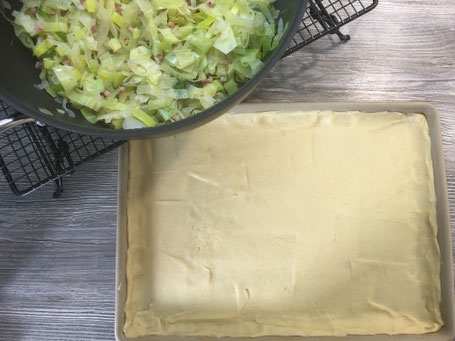 Großer Ofenzauberer von Pampered Chef und eine Lauch-Speck-Füllung