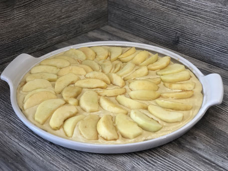 Flache Backform aus Ton mit Apfelkuchen belegt
