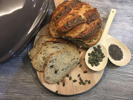 Fertig angerichtetes Kürbiskern- Chia- Brot