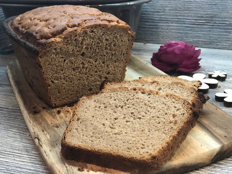 Aufgeschnittenes Paderborner Landbrot Brot auf Holzbrett