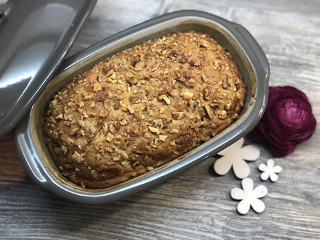 Kleiner Tontopf in grau der Marke Pampered Chef mit Brot gefüllt
