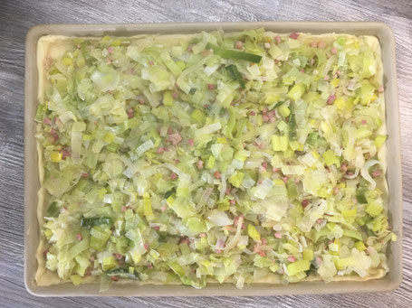 Ofenzauberer von Pampered Chef mit Mürbeteig und Lauch-Speck-Füllung