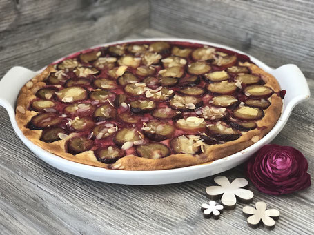 Flache Backform der Firma Pampered Chef, rund und weiß mit Kuchen belegt