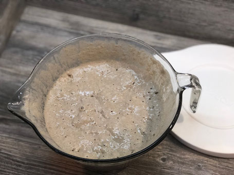 Sauerteig in Glasschüssel