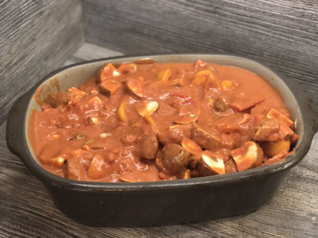 Auflaufform aus Ton mit Gemüse und Fleisch befüllt und Tomatensoße, Ofenemeister von Pamared Chef
