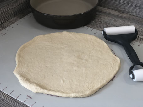 Hefeteig auf Backmatte ausgerollt