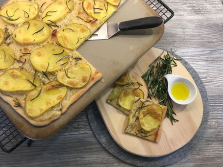 Fertig gebackene Kartoffel-Rosmarin-Pizza vom Zauberstein