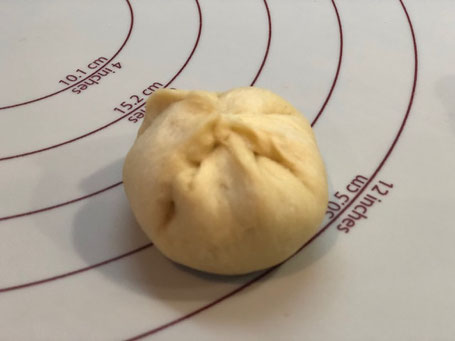 Teig aus Silikonunterlage mit Marmelade gefüllt
