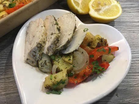 Hähnchen mit mediterranem Gemüse fertig angerichtet.