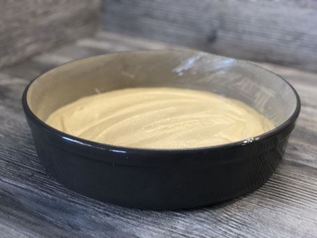 Runde Backform mit Kuchenteig gefüllt