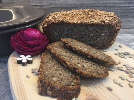 Fertig gebackenes und aufgeschnittenes Brot