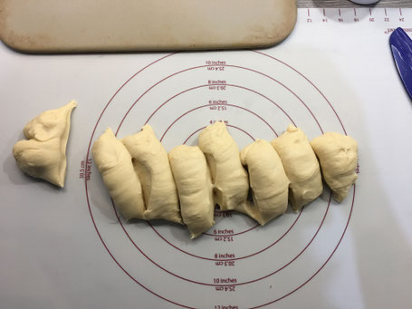 8 Teiglinge abgeteilt auf der Backmatte von Pamered Chef