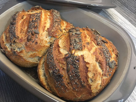 Kürbiskern- Chia- Brot im Ofenmeister von Pampered Chef, einem Brotbacktopf